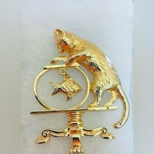 Vintage~1994 Avon Gold Metal Cat & Fishbowl Brooch. Fish dangles.